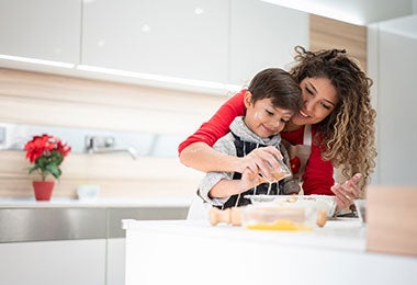 Adorable familia horneando galletas navideñas.