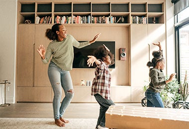 Familia bailando canciones de navidad.