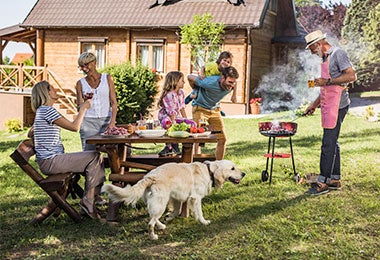 Feliz familia disfrutando de una fiesta de barbacoa en el patio trasero.