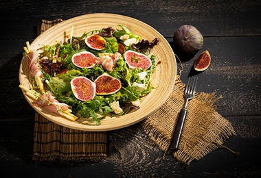Ensalada con higos: frutas y verduras que contienen potasio y magnesio