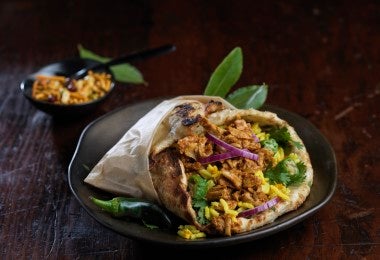Gyro de pollo envuelto en pan pita con arroz y vegetales frescos