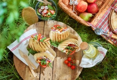 Picnic con gyros griegos de pollo, vegetales y salsa tzatziki
