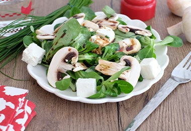 Ensalada de champiñones con hojas de dientes de león.