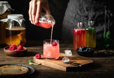 Infusión de frambuesa servida con frutas frescas, opción para té de hojas