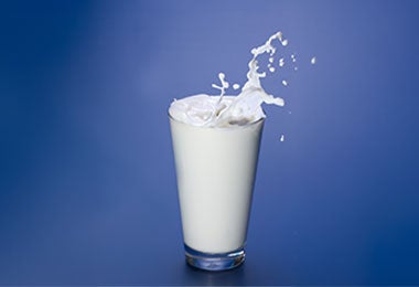 Vaso de leche para combinar con el borojó.