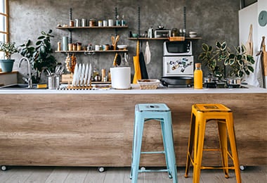 Cocina vanguardista con escurridor de platos de madera.