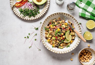 Ensalada con quinua, vegetales frescos y combinación de sabores que muestran para qué sirve la alcachofa en preparaciones versátiles