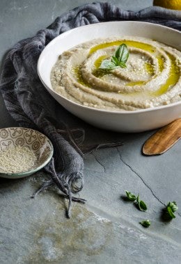 Mutabal con albahaca y ajonjolí.