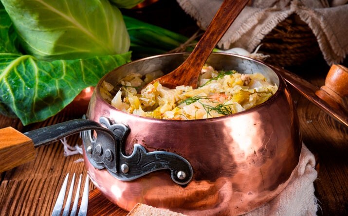 Olla con sopa y cuchara de palo