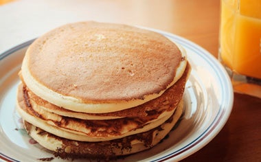 Una pila de pancakes balanceados.