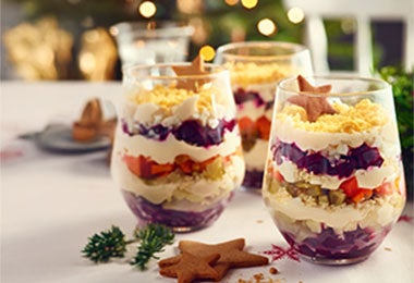 Parfait navideño con caimito entre sus capas.