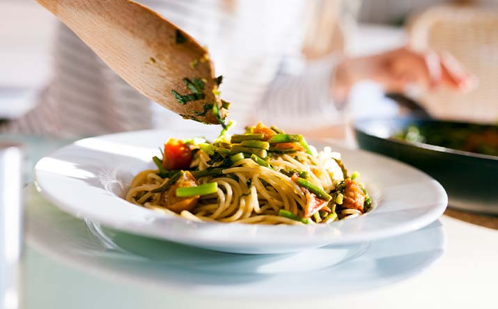 Una pasta italiana acompañada de verduras.
