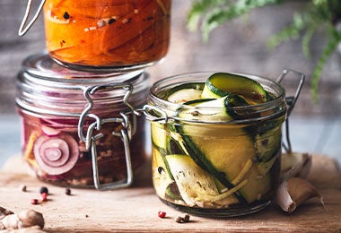 Verduras encurtidas. Pepinillo de zanahoria y cebolla.