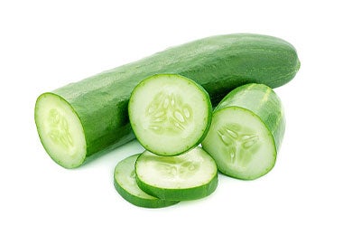 Primer plano de pepino contra fondo blanco.