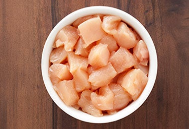 Tazón con pequeños pedazos de pescado para escabeche.