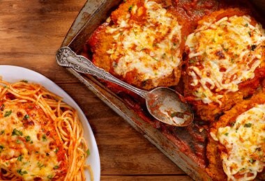 Plato con milanesa a la napolitana y pasta