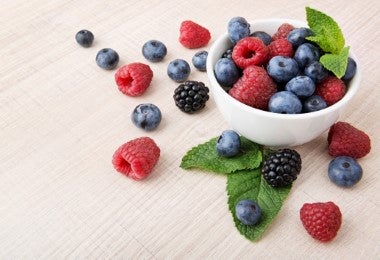 Porción controlada de frutos rojos para alimentarse saludablemente.