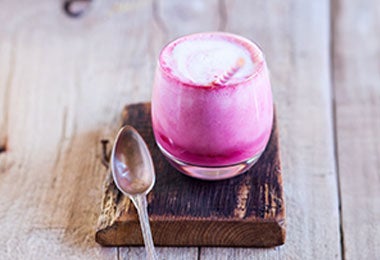 Vaso de batido de caimito en leche.