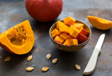 Preparando calabaza de Hokkaido para una sopa de calabaza.