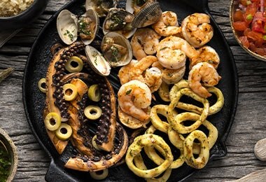 Pulpo a la gallega y parrillada de mariscos