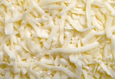 Queso rallado, listo para ser derretido y rellenar el huevo escocés.