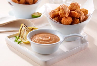 Recipiente con salsa agridulce para acompañar los rollos primavera
