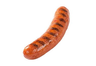 Primer plano de una salchicha a la parrilla sobre fondo blanco.