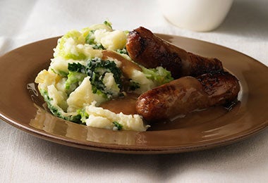 Salchichas y patatas con salsa.