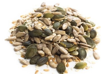 Semillas de girasol, junto a otras semillas.