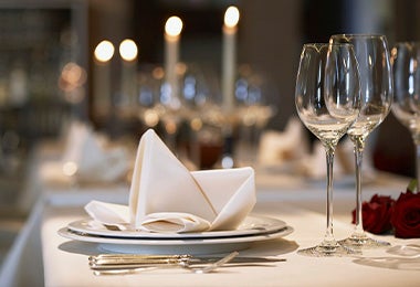 Decoración e iluminación para montar una mesa formal