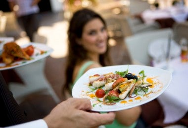 Persona sirviendo comida de mar.
