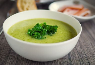 Plato de sopa de pollo con sábila.