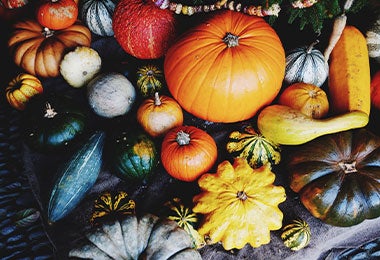 varios tipos de calabaza en la mesa