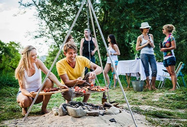 Asado al aire libre sobre brasas de uno de los tipos de carbón