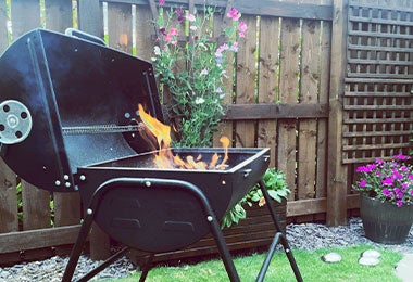 asador con uno de los tipos de carbón dentro