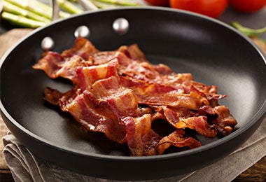 Sartén con tocino recién hecho listo para incluirse en el chorizo tableño.