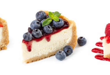 Conjunto de tartas de queso con frutos rojos frescos y menta.