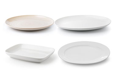 Cuatro distintos tipos de platos blancos.