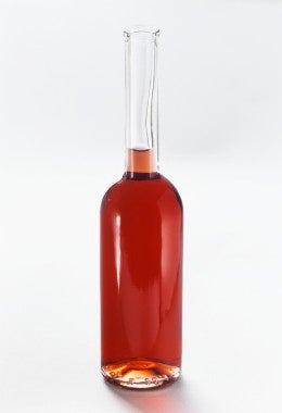 Vinagre blanco en botella de vidrio.