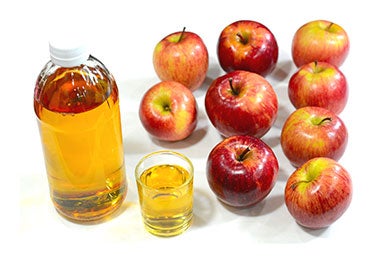 Botella de vinagre de manzana para utilizar en escabeche.