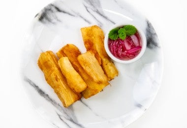 Yuca frita con mojo.
