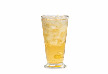 Jugo de caña en vaso. Jugo de caña en vaso transparente.