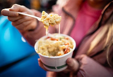 Macarrones con queso duro blando. Macarrones con queso duro blando gratinado.