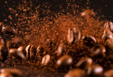 Moledora de café, café molido. Moledora de café, café moliéndose.