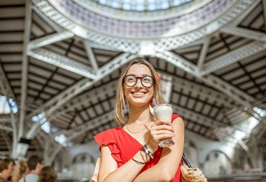 Mujer tomando horchata. Mujer tomando un vaso de horchata.