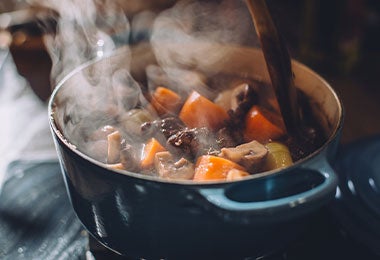 Olla de vidrio cocinando. Olla de vidrio cocinando guiso.