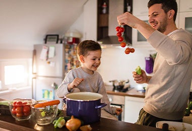 Padre e hijo cocinando rondón. Padre e hijo cocinando rondón.