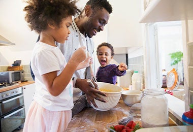 Padre e hijos preparando pupusa. Padre e hijos preparando pupusa salvadoreña.