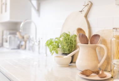Pilón de madera blanco. Pilón de madera blanco en cocina moderna.