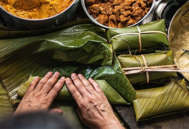 Preparando tamales. Tamales en Latinoamérica, preparando tamales en casa.